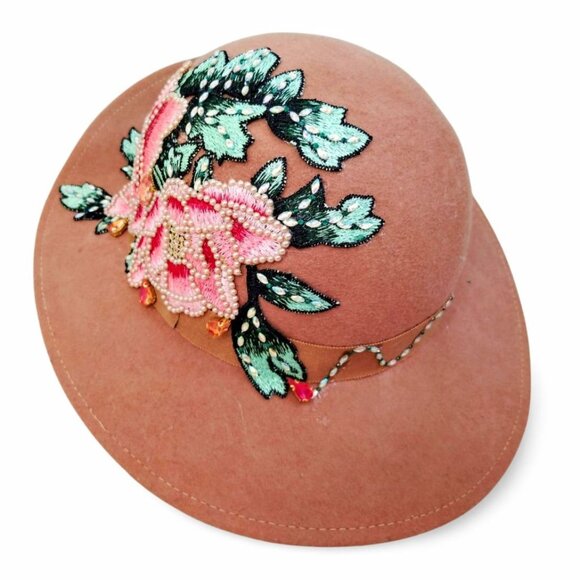 Vintage Lancaster Tan Embroidered Wool Cloche Hat Crystal Floral Design TT1525 - Picture 5 of 5